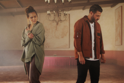 Los artistas trabajaron el tema a distancia y no fue hasta unos meses que se encontraron en Sevilla para la grabación del video