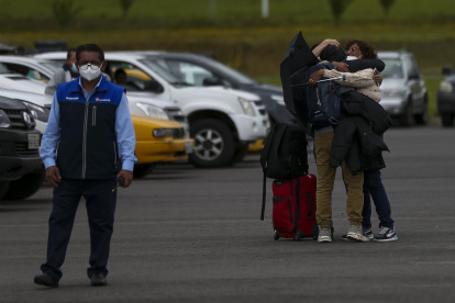 Familiares se reencuentran con ecuatorianos repatriados de Ucrania tras la llegada del primer vuelo humanitario, en las afueras del Aeropuerto Internacional Mariscal Sucre, en Quito (Ecuador), el pasado 4 de marzo de 2022.