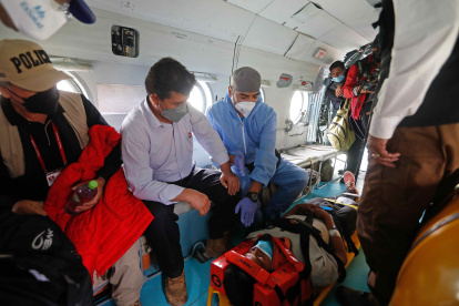 El presidente Castillo visitó hoy la zona donde se produjo un derrumbe, mientras enfrenta un proceso político en el Congreso.