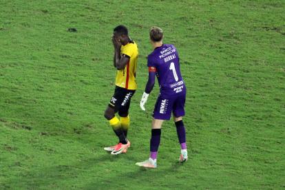 El arquero Javier Burrai (derecha) trata de consolar al defensa Leonel Quiñónez después de su fallo en el cuarto tiro penal de Barcelona. Al final, ese fue el remate que marcó la eliminación torera de la Copa Libertadores.