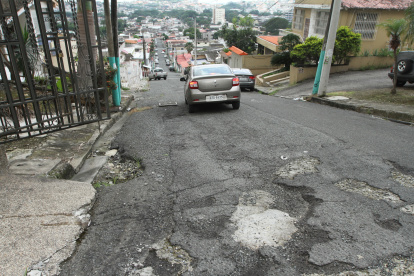 Varias cuadras de diferentes manzanas de la ciudadela El Paraíso están agrietadas. Los peatones y conductores tienen miedo de transitarlas, además de los daños que sufren sus carros.