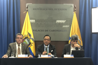 Patricio Donoso, ministro de Trabajo; Diego Ordóñez, consejero gubernamental; y Francisco Briones, subsecretario General de Gabinete, durante la explicación de la reforma laboral este 16 de marzo de 2022.
