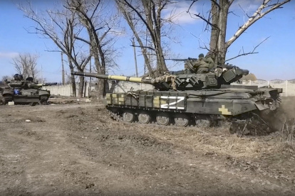 Las tropas del ejército ruso arremetieron ayer contra varias ciudades ucranianas y provocaron varias víctimas civiles, según las autoridades. EFE