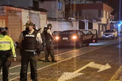 Momentos en que la policía acordona el lugar de los hechos