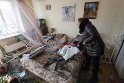 Una mujer lamenta de los daños causados en su vivienda por el bombardeo de un edificio residencial en Kiev