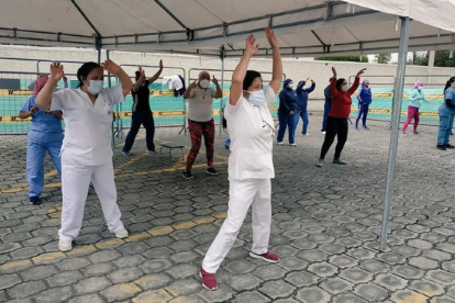 Personal del hospital durante una de las sesiones de bailoterapia.