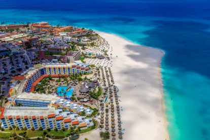 La isla caribeña de hermosos paisajes sería el destino de vacaciones de los magnates rusos.