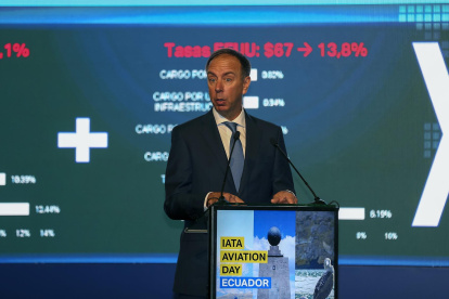 El vicepresidente Regional para las Américas de IATA, Peter Cerdá, habla hoy durante el Foro Día de la Aviación en Quito (Ecuador).