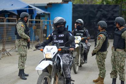 Militares y policías vigilan en las afueras de la penitenciaría de Guayaquil, en una fotografía de archivo.