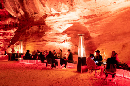 La primera experiencia ‘Forces of Nature’ (Fuerzas de la Naturaleza) tuvo lugar al aire libre en un barranco de la localidad saudí de AlUla, permitiendo a los comensales disfrutar de un exquisito menú preparado mediante roca fundida rodeados de un cañón rocoso, según sus organizadores, Bompas & Parr Studio.