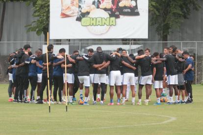 Los azules entrenaron ayer en el complejo de sus formativas en Vía la Costa.