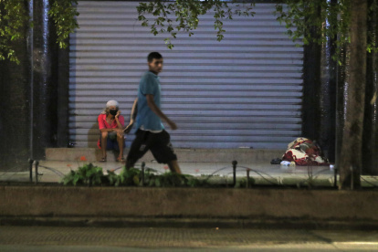 Los indigentes llegan a los portales de los condominios Forestal o casas colectivas, principalmente en las noches para armar sus caramancheles donde dormirán al aire libre.