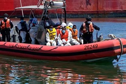 un barco de la guardia mientras transfiere a unos inmigrantes haitianos para repatriarlos el 16 de septiembre de 2021, en un muelle de la Bahía Vizcaína, Florida (EE.UU.). EFE