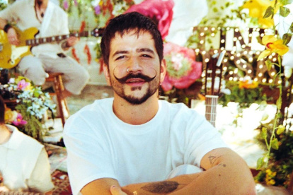 Con un show totalmente íntimo, Camilo interpretó cuatro de sus grandes éxitos musicales, Índigo, La mitad, El mismo aire y Vida de rico.