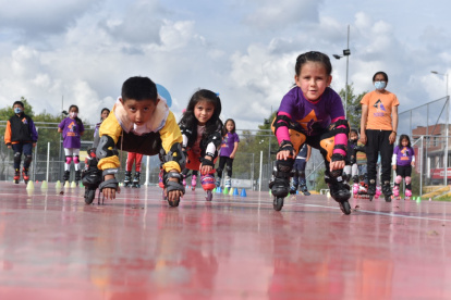 En las canchas de la avenida Cardenal de la Torre, los niños del club de patinaje Slalom practican todos los días sus destrezas sobre ruedas.