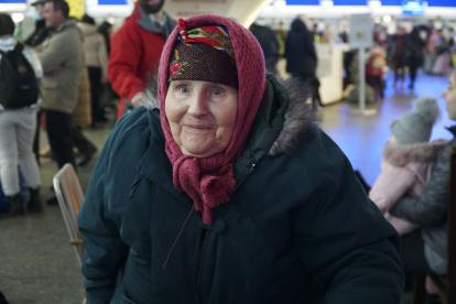 Una adulta mayor ucraniana llega a Polonia, huyendo de la guerra en su país.