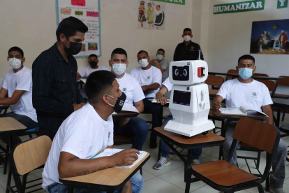 Walter Velásquez realiza una actividad junto a su invento, el robot "Jovam", el 16 de marzo de 2022, en la cárcel de Lurigancho, en Lima (Perú).