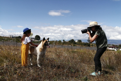 Glenda Giacometti disfruta de captar a las mascotas junto a los niños.