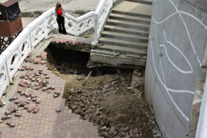 Malecón. Un tramo de tres metros de la obra se desplomó. Tierra, cemento  y adoquines, todo quedó bajo la estructura inaugurada en 2018.