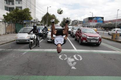 ‘Fútbol freestyle’. Carlos Andrés organiza su show para los 30 segundos que tiene, 10 más los usa para pasar por los autos.