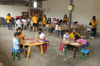 En la casa comunal de la Janeth Toral 2, los más pequeños aprenden a través de actividades lúdicas. Los más grandes, lo hacen con tutoriales.