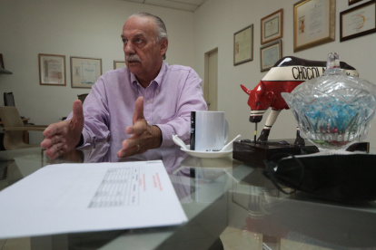 Ricardo Koenig, presidente de la Benemérita Sociedad Protectora de la Infancia, explica la propuesta al Seguro Social.