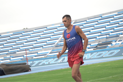 El marchista ecuatoriano Claudio Villanueva entrena con la aspiración de representar al país en los próximos JJ. OO.