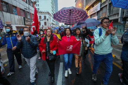 Integrantes de la Unión Nacional de Educadores (UNE) gritan consignas en una marcha hoy, para reclamar al Gobierno del presidente ecuatoriano Guillermo Lasso un aumento de salarios, en Quito (Ecuador).