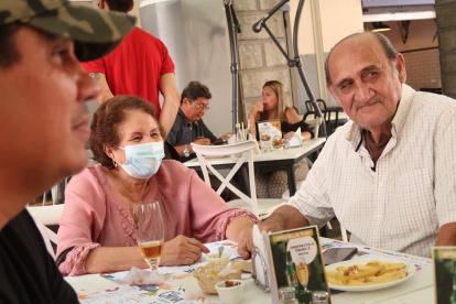 Precaución. La mascarilla ha sido abandonada en los círculos íntimos de amigos y familia, Sin embargo, muchos prefieren usarla.
