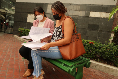 Denuncias. Las madres de las menores que presuntamente fueron abusadas y acosadas sexualmente por su instructor, con las denuncias en mano.