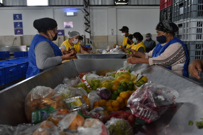 Ayuda. El Banco de Alimentos de Quito recibe productos que luego los entrega en las fundaciones.