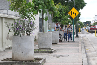 En la Ismael Pérez Pazmiño también están los objetos. La comunidad se queja que algunos acumulan desperdicios.