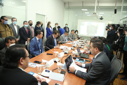 Montoneros. Viernes 18 de marzo: 25 correístas ejercen presión física sobre la mesa de Fiscalización para cambiar el calendario de juicios políticos.