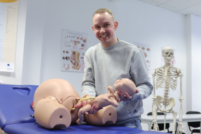 El partero Jonas Küppers, en una situación simulada de práctica de asistencia a una mujer parturienta.