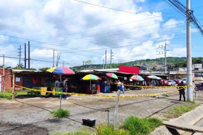 Los agentes inspeccionaban el sitio en búsqueda de indicios.