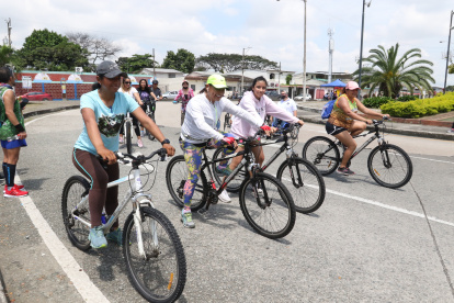 Decenas de mujeres salieron con sus bicicletas para  recorrer la avenida Isidro Ayora, donde un carril estuvo cerrado.