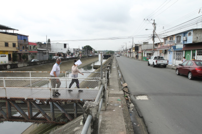 Un canal divide a Mucho Lote 1 de Las Orquídeas, pero en la primera urbanización lo gris gana. Carece de espacios verdes que refresquen la zona.