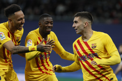 Los jugadores del FC Barcelona, (i-d) Pierre-Emerick Aubameyang, Ousmane Dembélé y Ferrán Torres celebran tras el tercer gol.