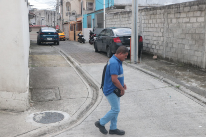 En Sauces 4, los parqueos comunitarios son insuficientes para la cantidad de carros, por lo que muchos optan parquear al pie de su casa, en peatonales angostas o en aceras, lo que dificulta a los transeúntes.