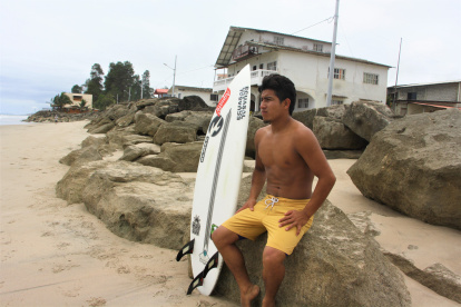 El surfista ecuatoriano Álex Suárez dedica cuatro horas diarias a su preparación, la cual incluye prácticas en el mar y trabajo físico en el gimnasio.