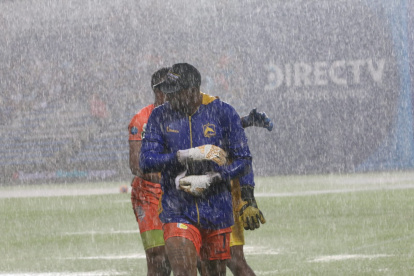 La lluvia complicó el inicio del partido.