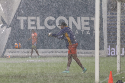 A pesar de haber sido postergado, la lluvia obligó a suspender el cotejo.