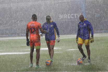 El lente de EXPRESO captó el calentamiento de los arqueros de Delfín porque Emelec sí permitió el ingreso de nuestros fotógrafos.