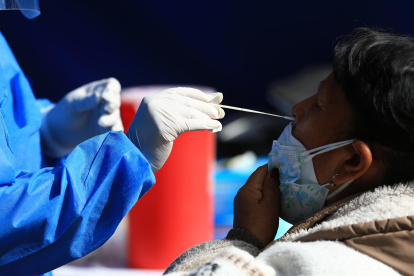 Una persona se realiza una prueba PCR para la detección de la covid-19, en Quito (Ecuador), en una fotografía de archivo.