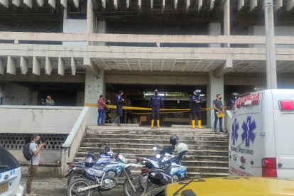 Ciudadanos que laboran en sectores aledaños revelaron que en el sitio pernoctan indigentes y consumidores de sustancias ilícitas.