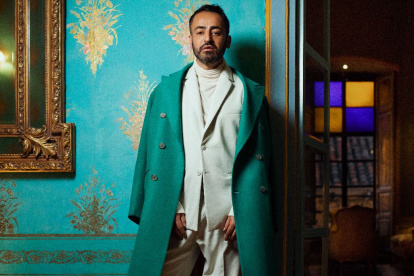 El cuencano es la definición perfecta de lo que es ser fashionista. En la foto luce el outfit ideal para un evento de moda en una ciudad con frío, aquellos a los que suele asistir Andy frecuentemente.