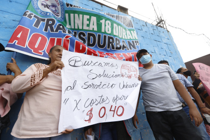 Una comitiva de los transportistas acudió al sitio donde se ejecutó la reunión. Ellos pedían, con carteles, el alza al pasaje.