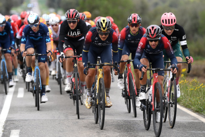 Richard Carapaz (c) es el líder del Ineos Grenadiers y contó con el apoyo de sus compañeros en la etapa inicial de la Vuelta a Cataluña