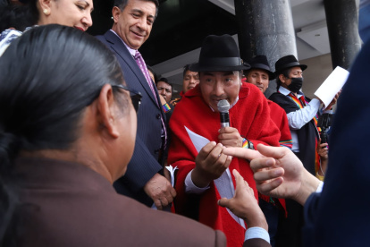 Leonidas Iza repartió entre los legisladores la propuesta elaborada por comuneros y dirigentes de las juntas de agua.