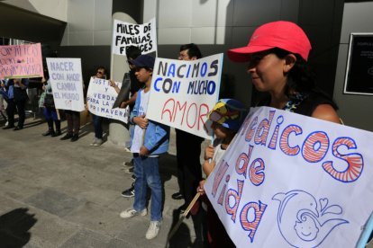 Apoyo. Personas mostraron su apoyo a los médicos y directivos de la Clínica Primavera, en las audiencias.